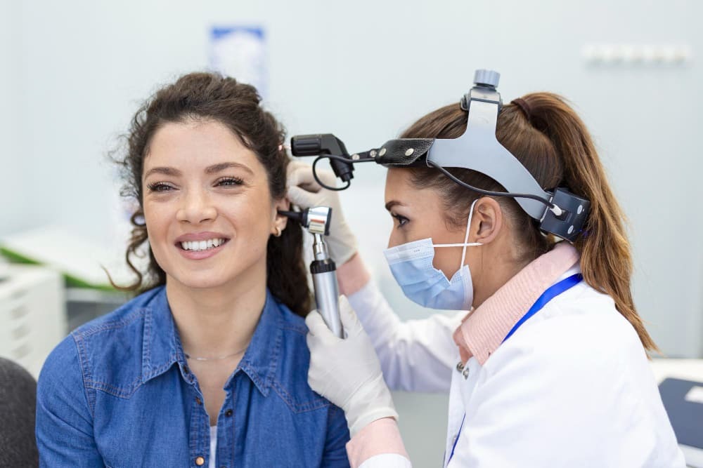 Atendimento otorrinolaringológico — exame de ouvido